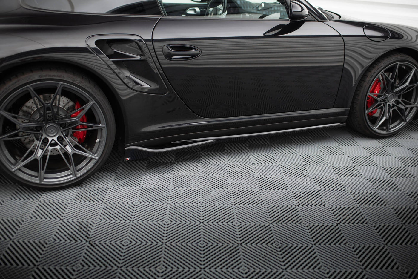 Porsche 911 (997) Turbo Side Skirt Diffusers — vehicle view
