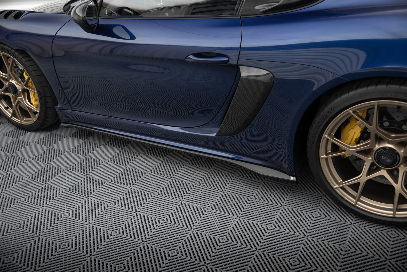 Porsche 718 Cayman GT4 RS Full Splitter Set — vehicle view