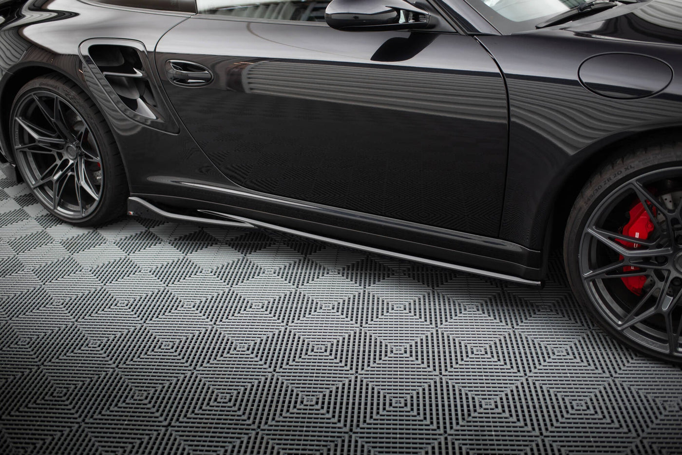 Porsche 911 (997) Turbo Side Skirt Diffusers — vehicle view