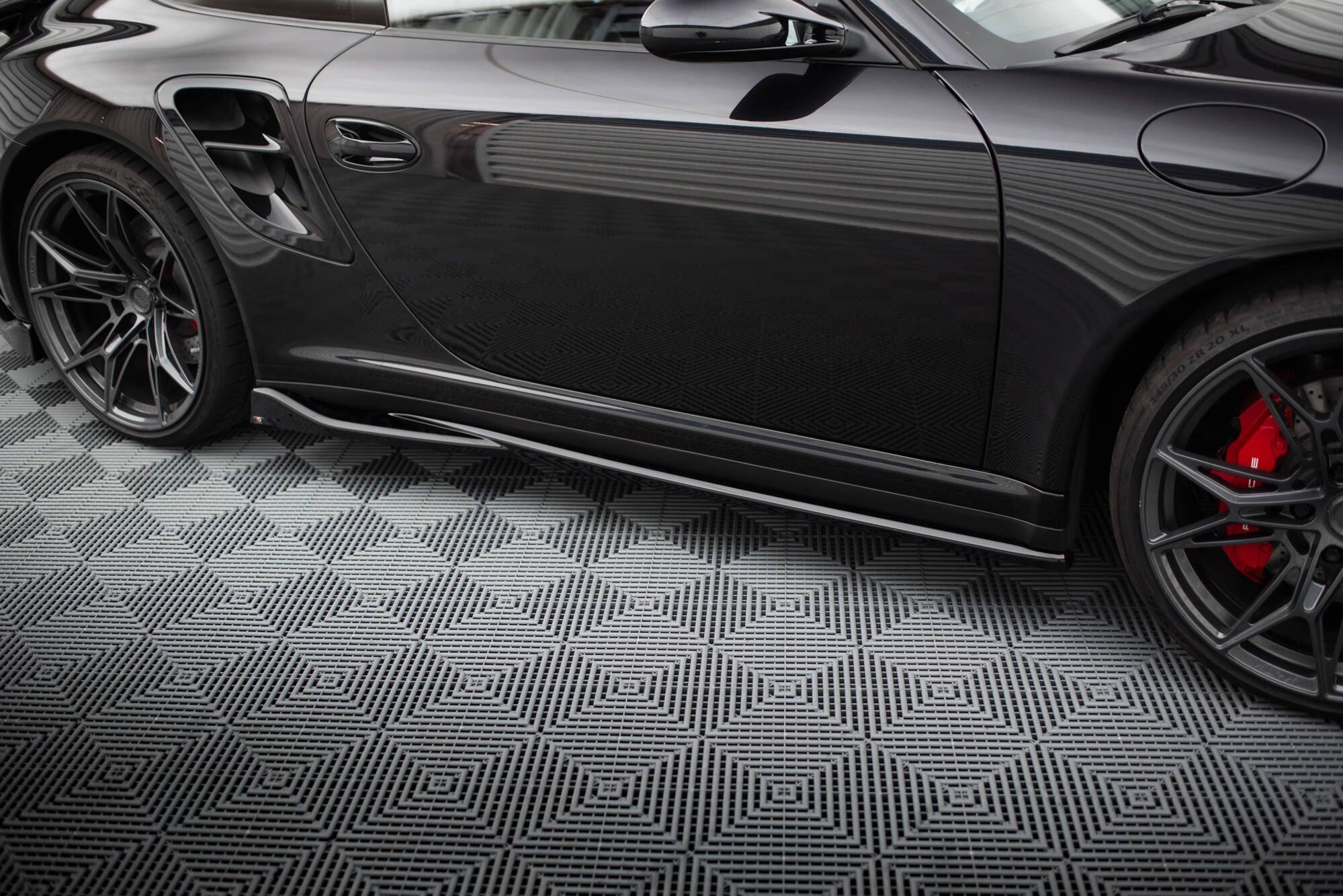 Porsche 911 (997) Turbo Side Skirt Diffusers — vehicle view