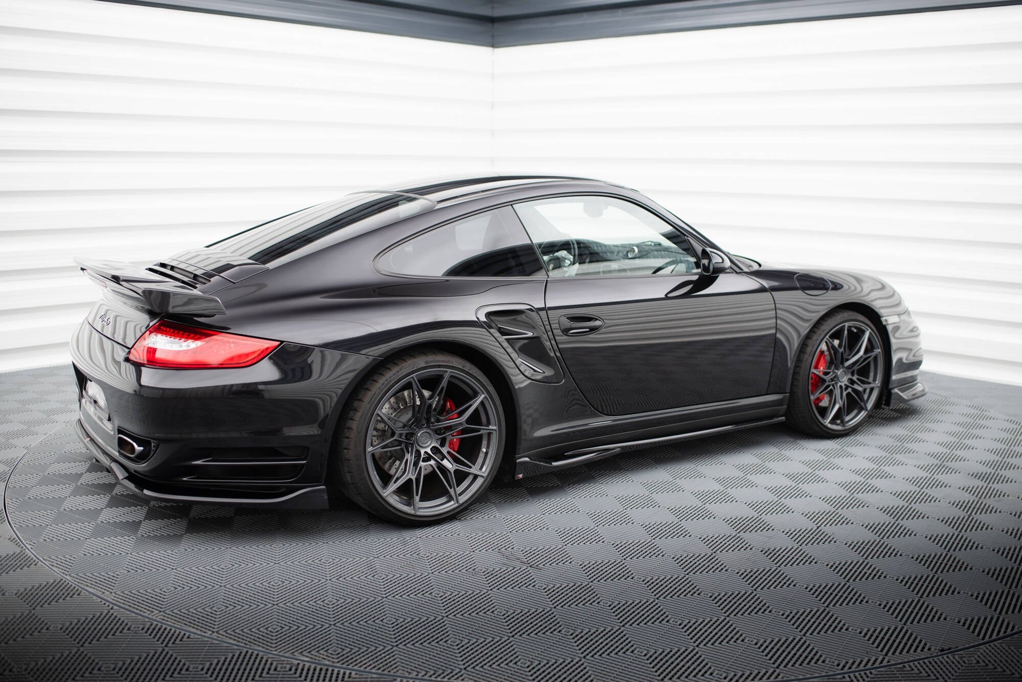 Porsche 911 (997) Turbo Side Skirt Diffusers — vehicle view