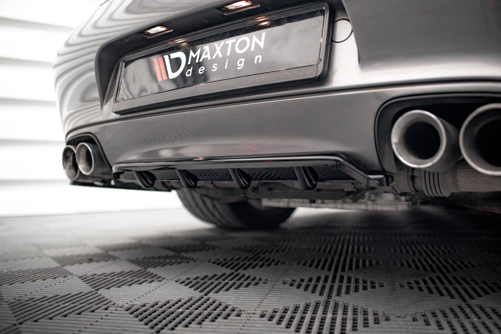 Porsche 911 (997.2) Carrera / GTS Rear Splitter — vehicle view