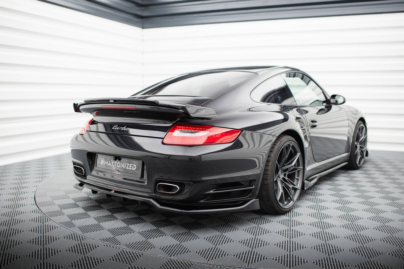 Porsche 911 (997) Turbo Rear Splitter — vehicle view