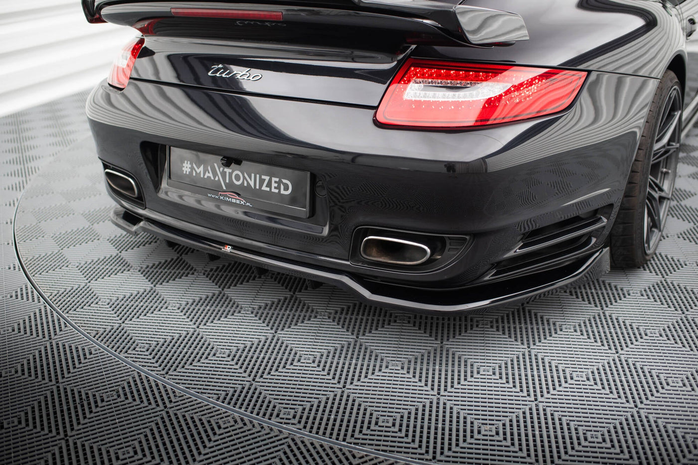Porsche 911 (997) Turbo Rear Splitter — vehicle view