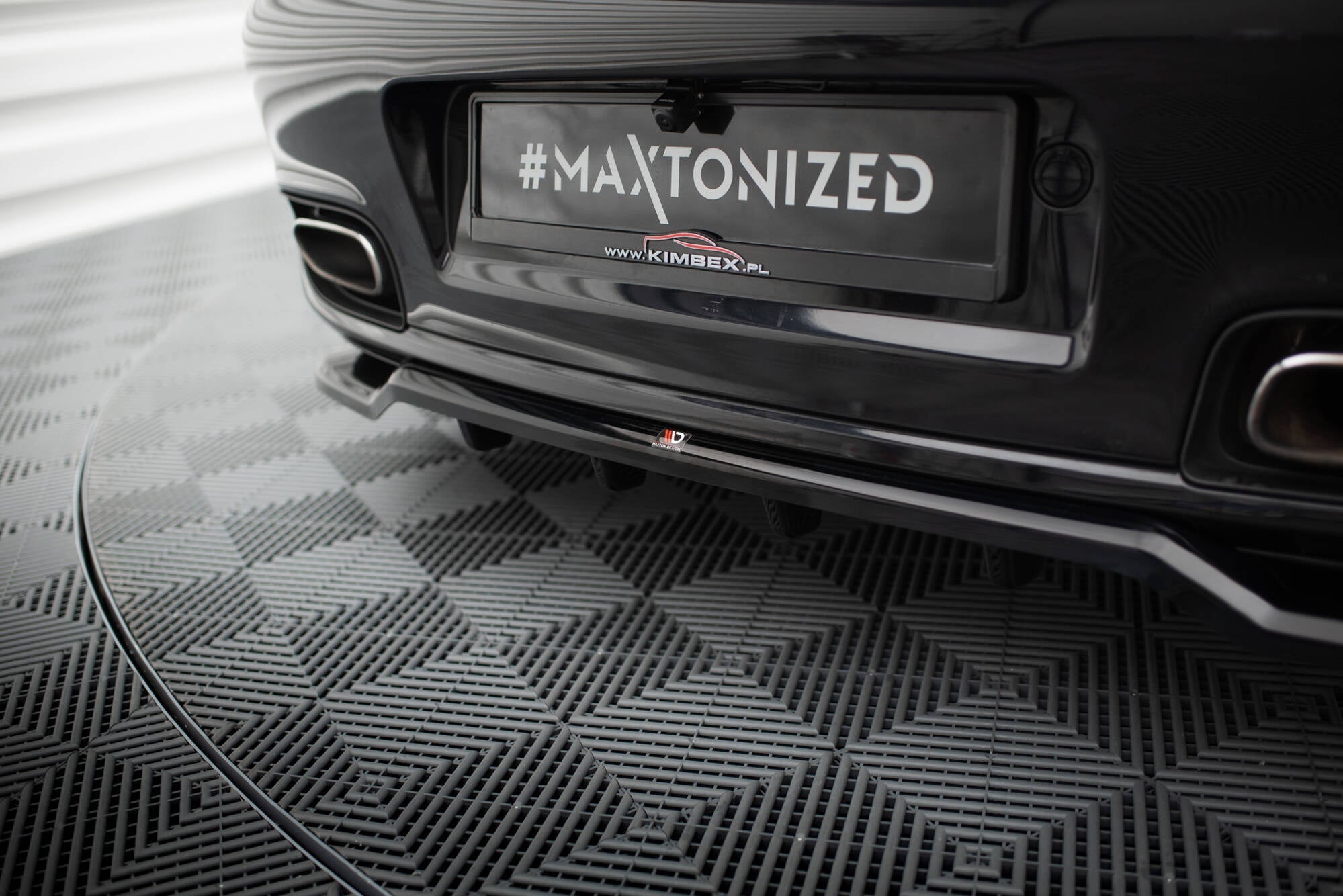Porsche 911 (997) Turbo Rear Splitter — vehicle view