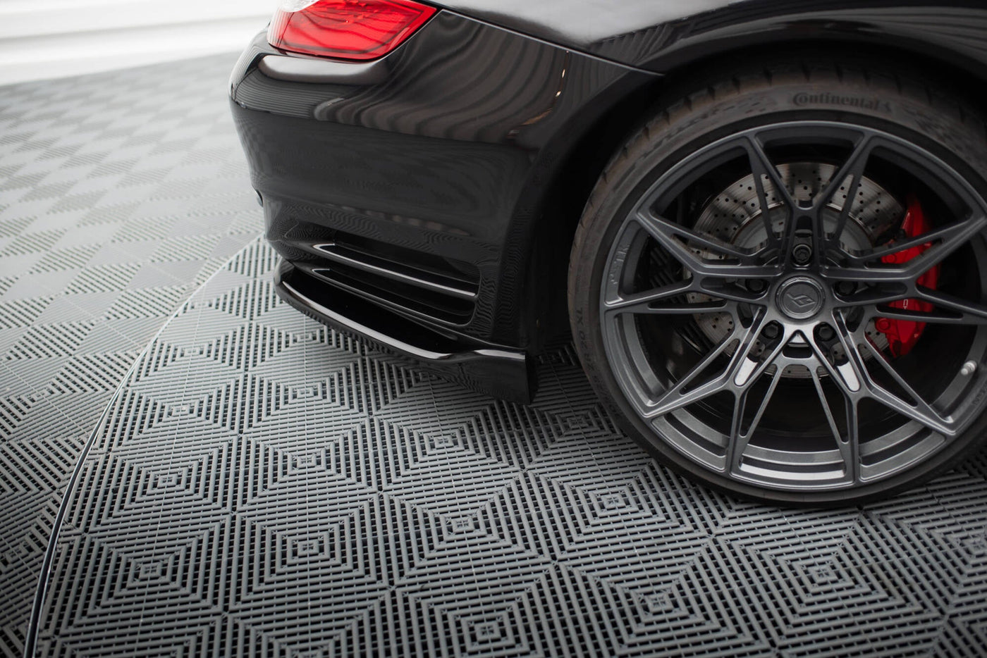 Porsche 911 (997) Turbo Rear Splitter — vehicle view