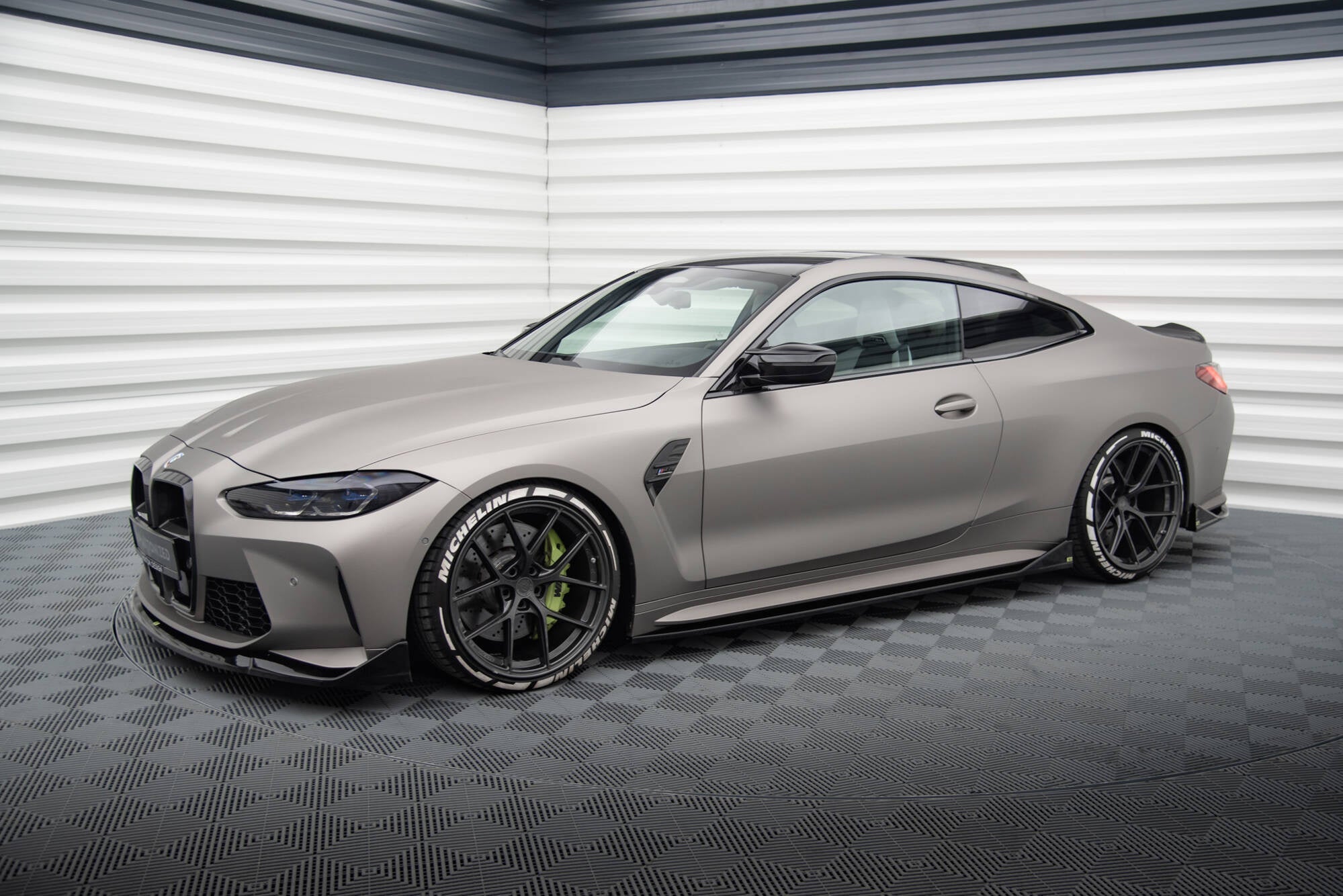 BMW M4 (G82) Full Splitter Set — vehicle view