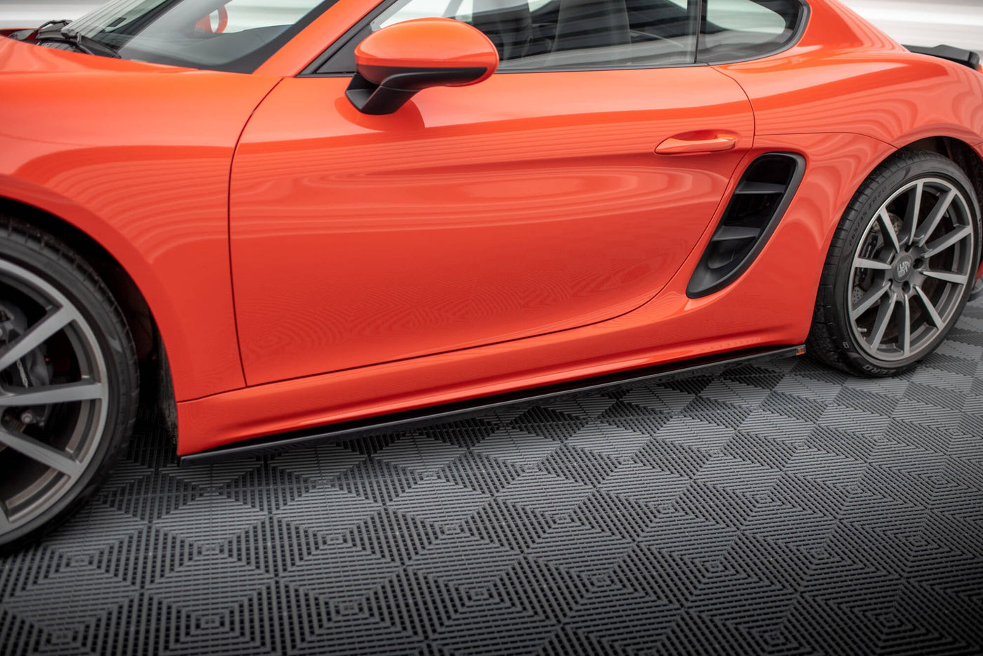 Porsche 718 Cayman Full Splitter Set — vehicle view