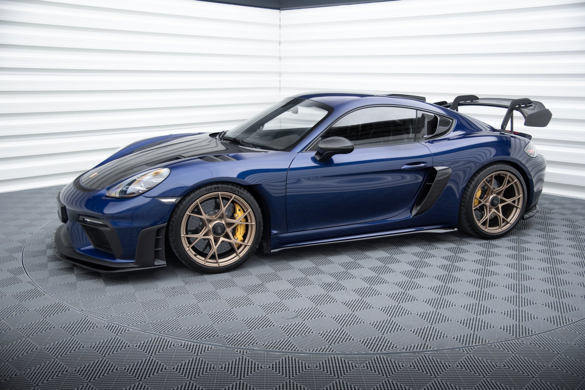 Porsche 718 Cayman GT4 RS Full Splitter Set — vehicle view
