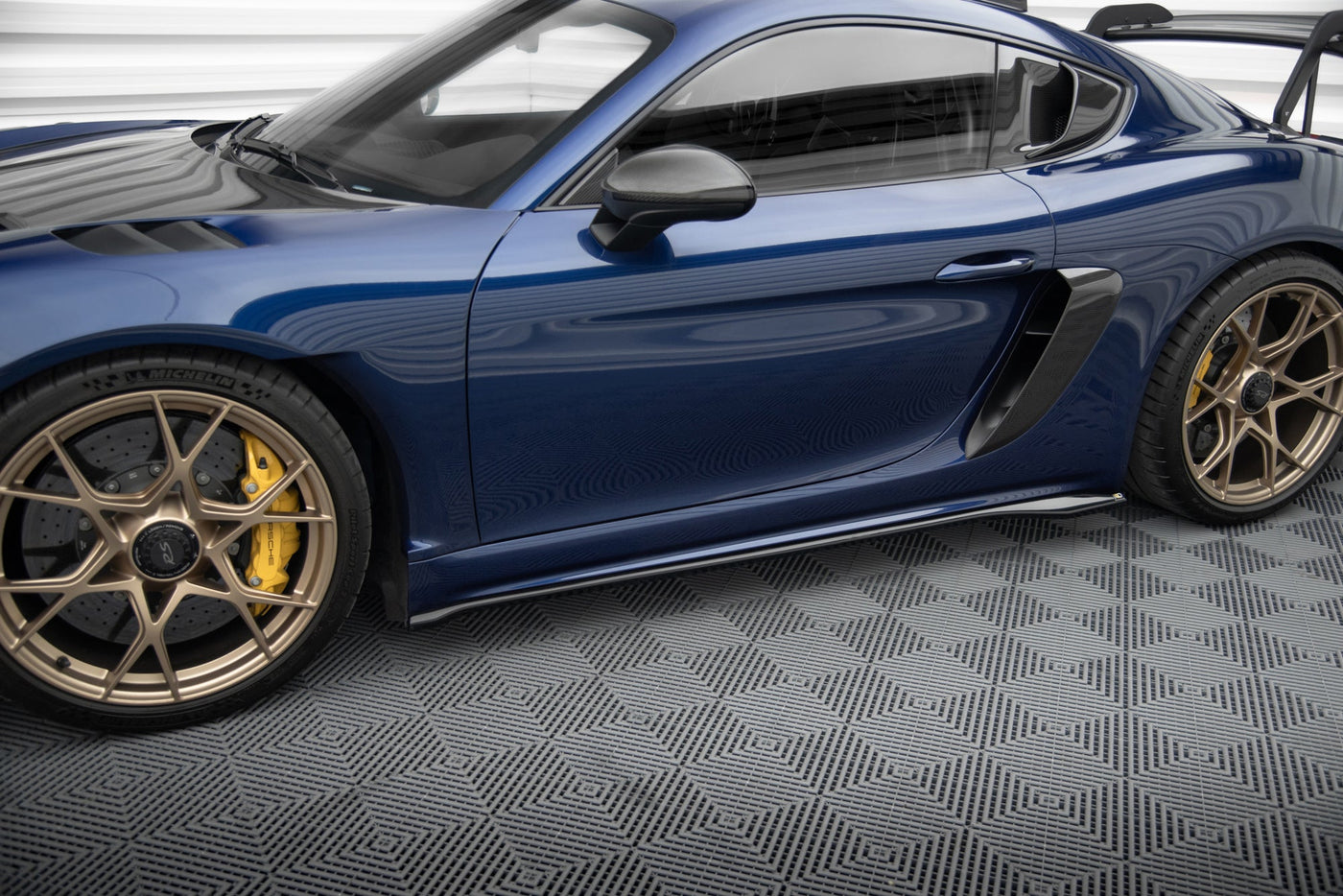 Porsche 718 Cayman GT4 RS Full Splitter Set — vehicle view