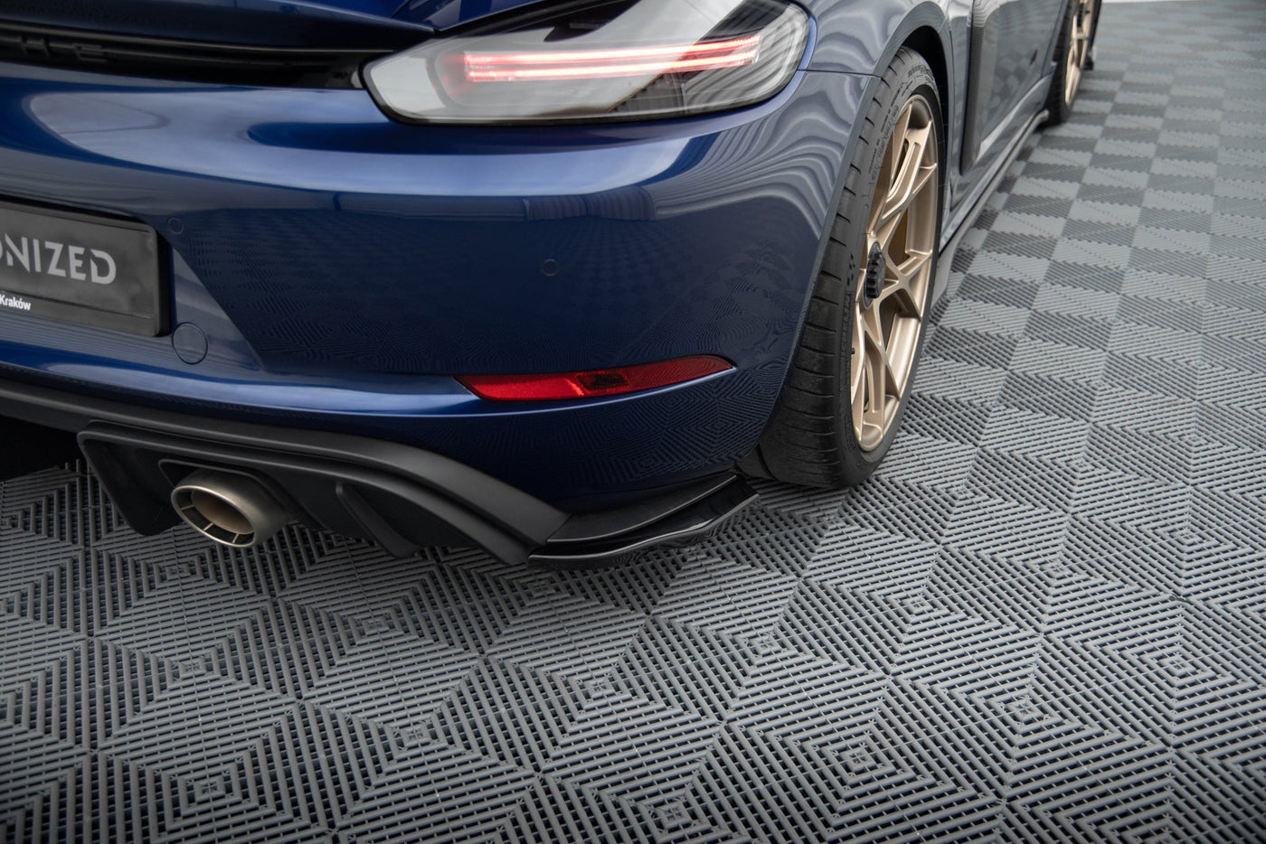 Porsche 718 Cayman GT4 RS Full Splitter Set — vehicle view