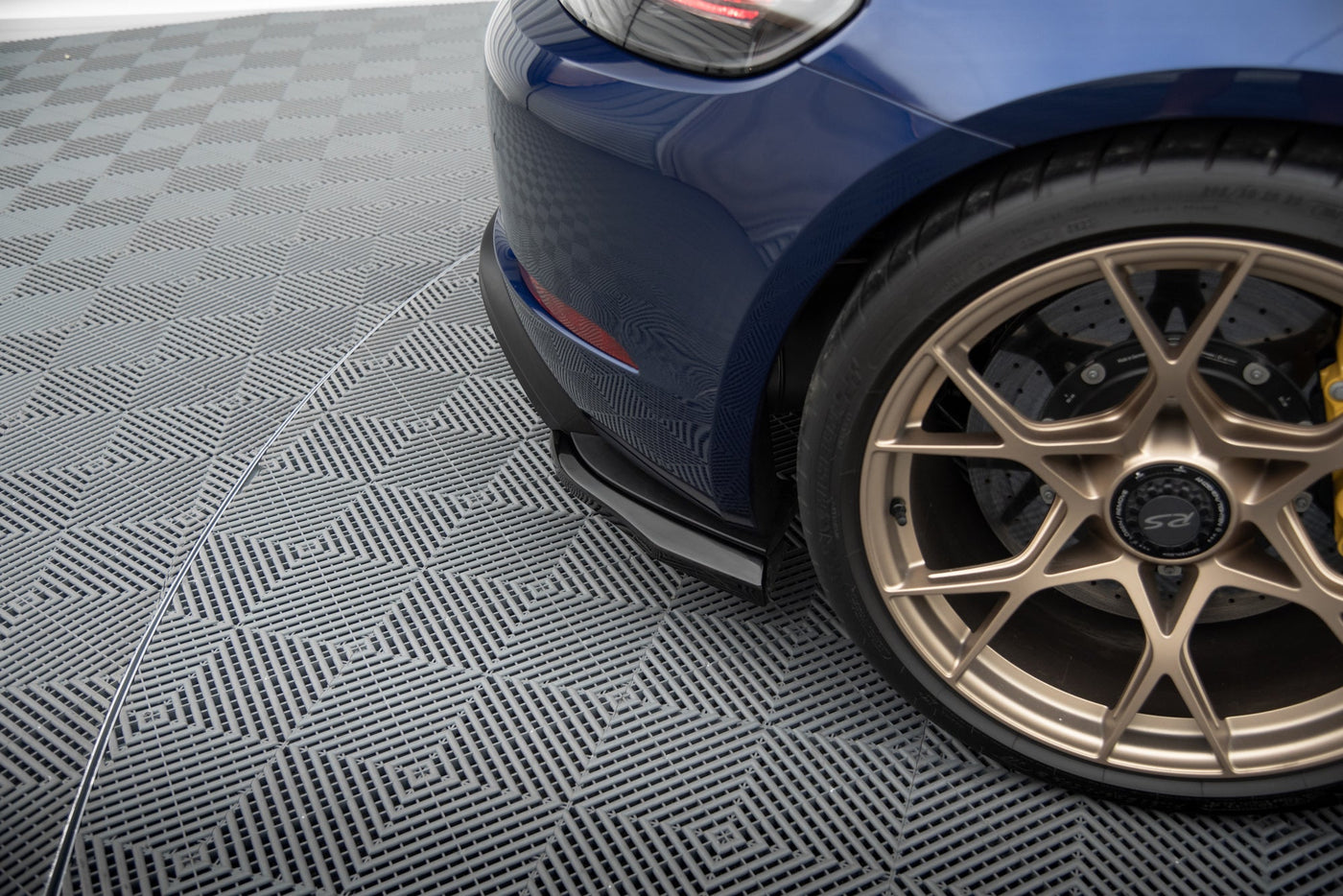 Porsche 718 Cayman GT4 RS Full Splitter Set — vehicle view
