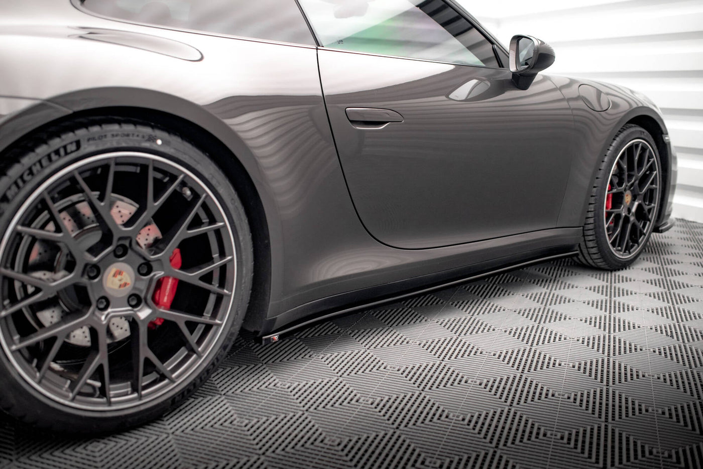 Porsche 911 (992) Carrera 4S Full Splitter Set — vehicle view
