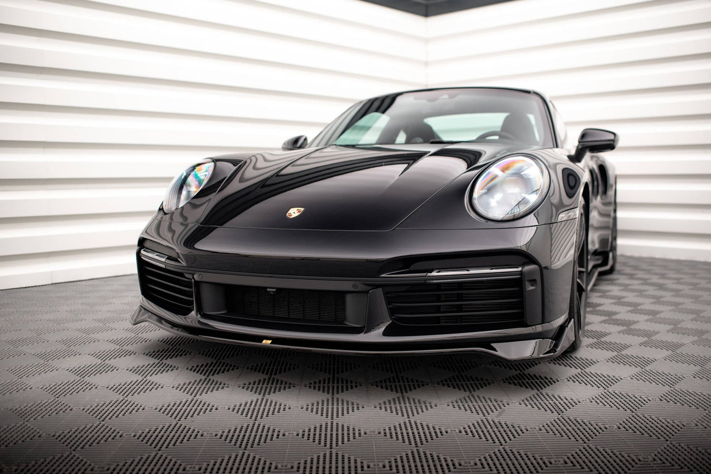 Porsche 911 (992) Turbo S Full Splitter Set — vehicle view