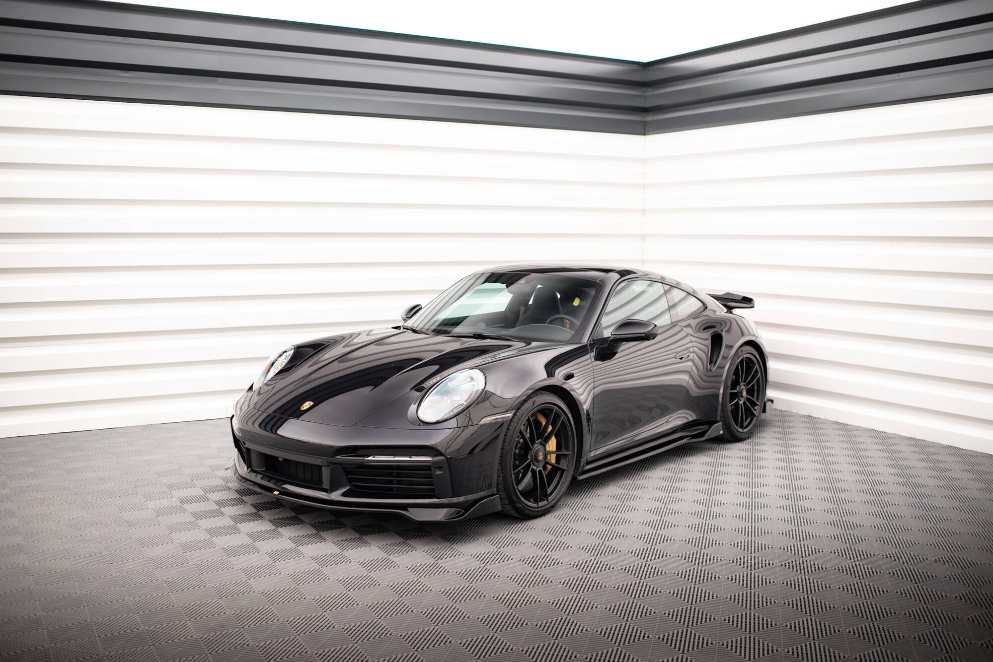 Porsche 911 (992) Turbo S Full Splitter Set — vehicle view