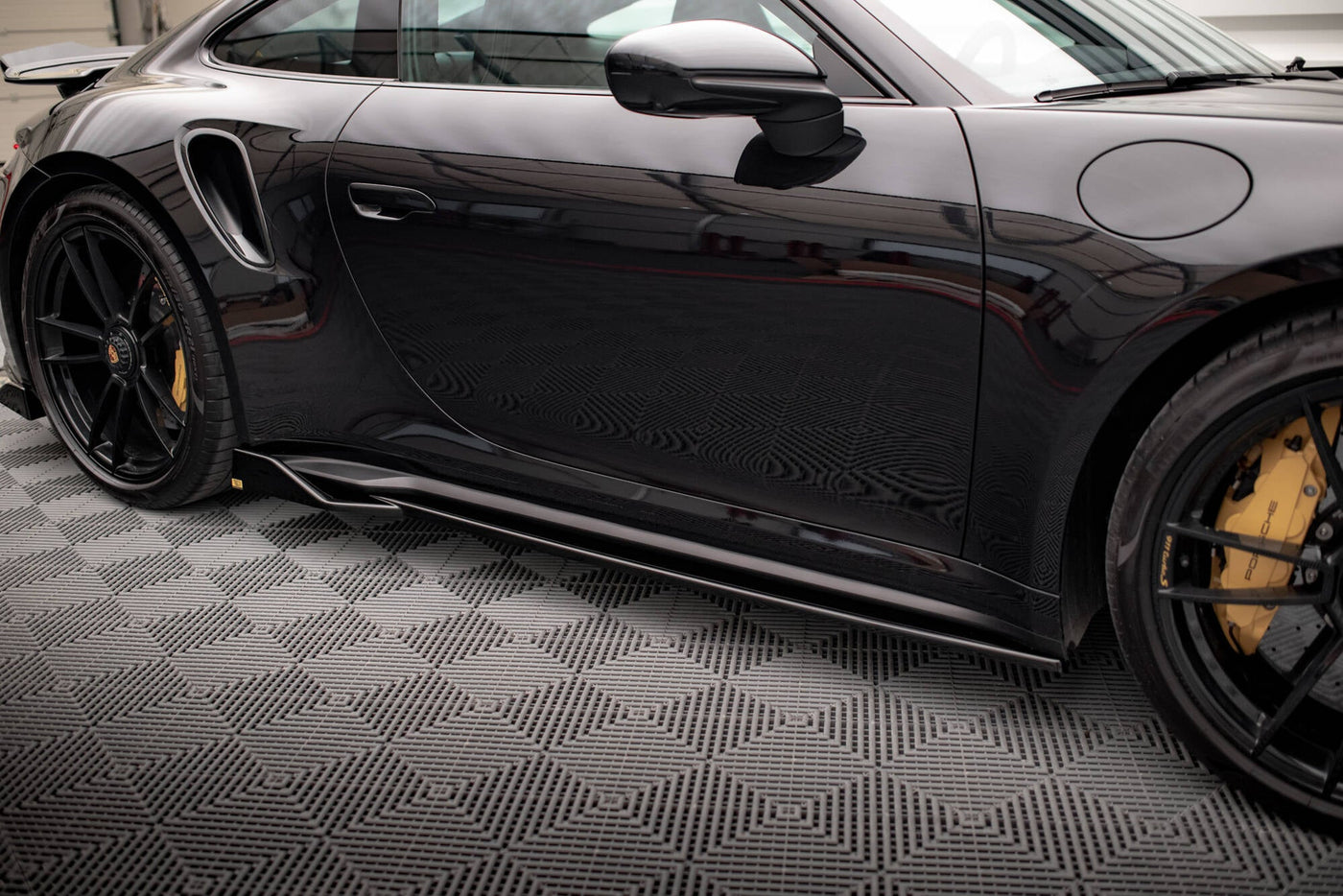 Porsche 911 (992) Turbo S Full Splitter Set — vehicle view